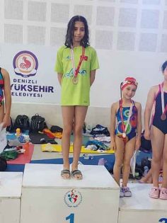 MİNİK YÜZÜCÜLER ÖDÜLLERİNİ ALDI