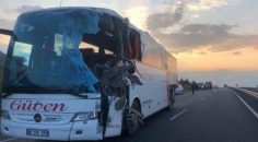 TIR İLE OTOBÜS ÇARPIŞTI: 2 ÖLÜ, 6 YARALI
