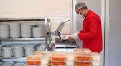 İHTİYAÇ SAHİPLERİNE HER GÜN İKİ ÖĞÜN YEMEK ULAŞTIRILIYOR