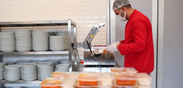 İHTİYAÇ SAHİPLERİNE HER GÜN İKİ ÖĞÜN YEMEK ULAŞTIRILIYOR