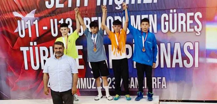 DENİZLİLİ GÜREŞÇİLER MADALYALARLA DÖNDÜ