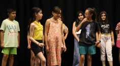 KÜÇÜK YAŞTA SAHNENİN HEYECANINI YAŞIYORLAR