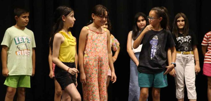 KÜÇÜK YAŞTA SAHNENİN HEYECANINI YAŞIYORLAR