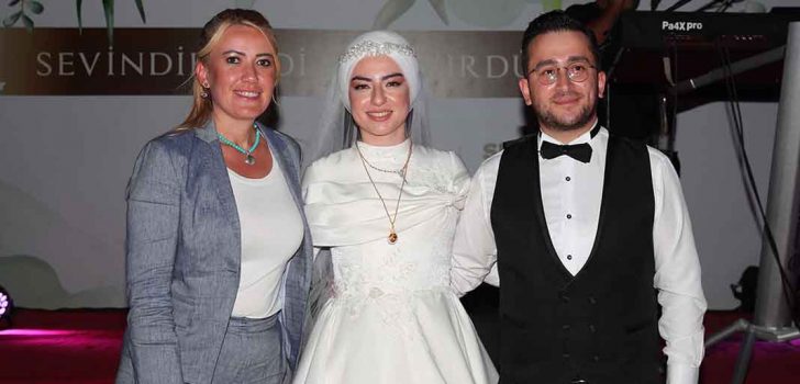 BAŞKAN DOĞAN GENÇ ÇİFTİ YALNIZ BIRAKMADI