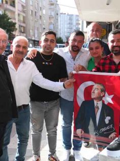 BAŞKAN DOĞAN, ESNAF VE VATANDAŞLARA TÜRK BAYRAĞI HEDİYE ETTİ