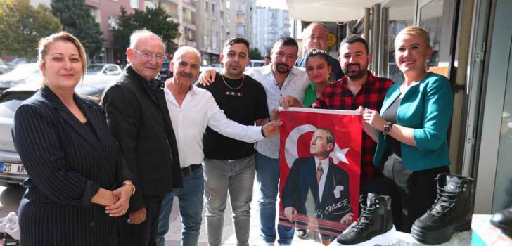 BAŞKAN DOĞAN, ESNAF VE VATANDAŞLARA TÜRK BAYRAĞI HEDİYE ETTİ