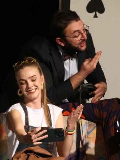 ‘3 BEŞ VE 8 DİĞER ŞEYLER’ OYUNU AYAKTA ALKIŞLANDI