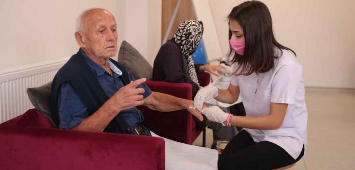 EĞİTİM GÖRENLERE ALZHEİMER YAŞAM MERKEZİ’NDE CİLT BAKIMI