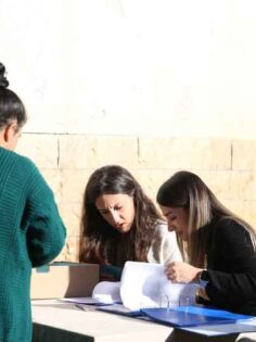 ÖĞRENCİLERE BANKA KARTLARI TESLİM EDİLDİ