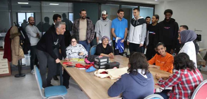 BASKETBOLCULARDAN ÖZEL BİREYLERİ SEVİNDİREN ZİYARET