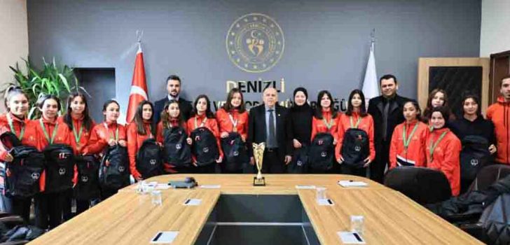 DENİZLİLİ HOKEYCİLER BRONZLA DÖNDÜ