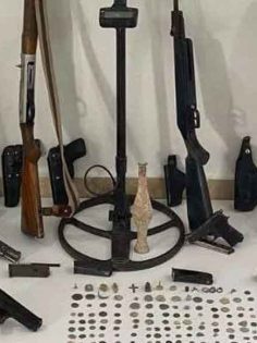 ÇOK SAYIDA TARİHİ ESER VE SİLAH ELE GEÇİRİLDİ