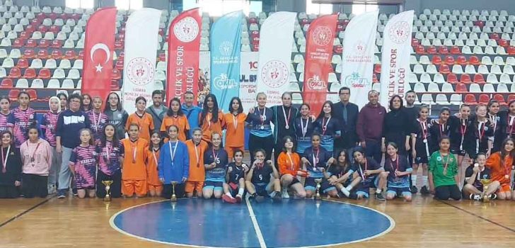 FUTSALDA KIZLAR YARIŞTI