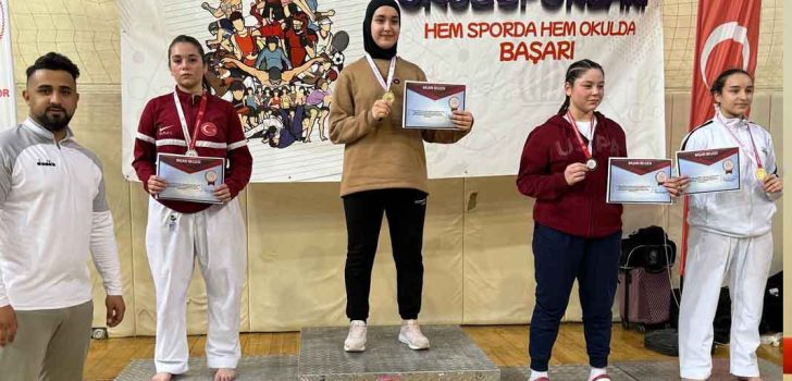 DENİZLİLİ KARATECİLER MADALYALARLA DÖNDÜ