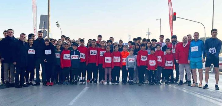 ATATÜRK KOŞUSUNDA DERECEYE GİRENLERE ÖDÜLLERİ VERİLDİ