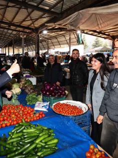 BAŞKAN ZOLAN SERİNHİSAR’DA HEMŞERİLERİYLE KUCAKLAŞTI