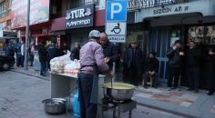 ÇAVUŞOĞLU’NDAN ET KUYRUĞUNDAKİ VATANDAŞLARA ÇORBA İKRAMI