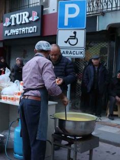 ÇAVUŞOĞLU’NDAN ET KUYRUĞUNDAKİ VATANDAŞLARA ÇORBA İKRAMI