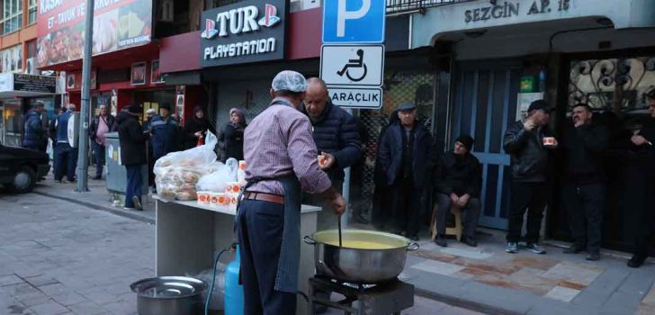 ÇAVUŞOĞLU’NDAN ET KUYRUĞUNDAKİ VATANDAŞLARA ÇORBA İKRAMI