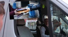 İFTAR ZAMANI TRAFİKTE KALANLARIN PİDESİ ERTEMUR’DAN     