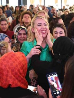 ŞENİZ DOĞAN’A KADINLARDAN SEVGİ SELİ