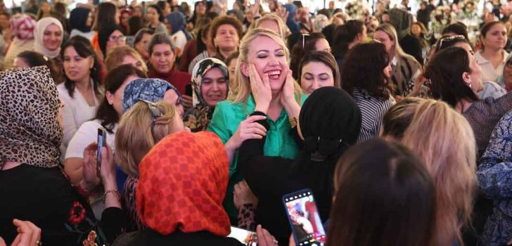 ŞENİZ DOĞAN’A KADINLARDAN SEVGİ SELİ