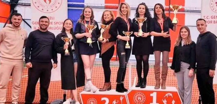 TENİSTE KADINLAR YARIŞTI