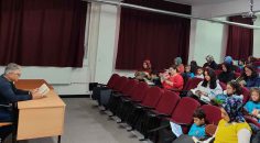 ÖĞRENCİ VE VELİLER AYNI SIRADA