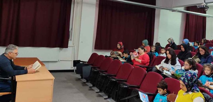 ÖĞRENCİ VE VELİLER AYNI SIRADA