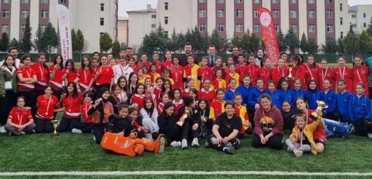 HOKEY’DE YILDIZLAR YARIŞTI