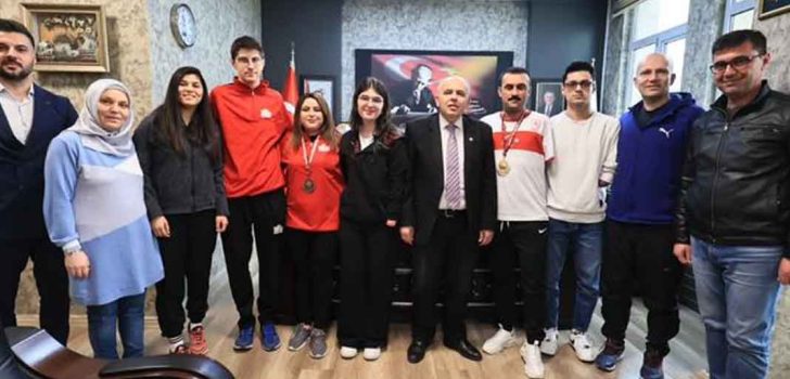 ŞAMPİYON PARA-TAEKWONDOCULARDAN İLMAN’A ZİYARET