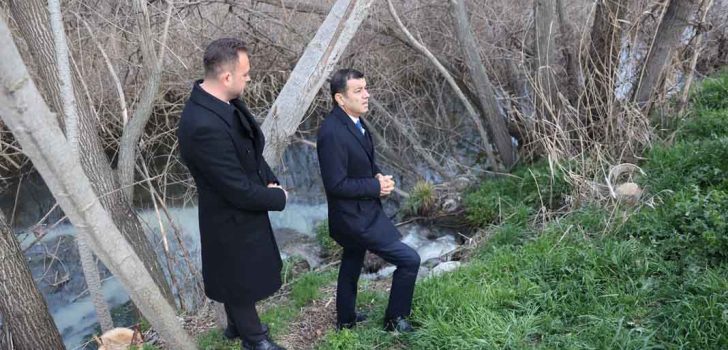 “KANALİZASYON NEHRE AKARKEN KATI ATIK BEDELİ ALINIYOR”