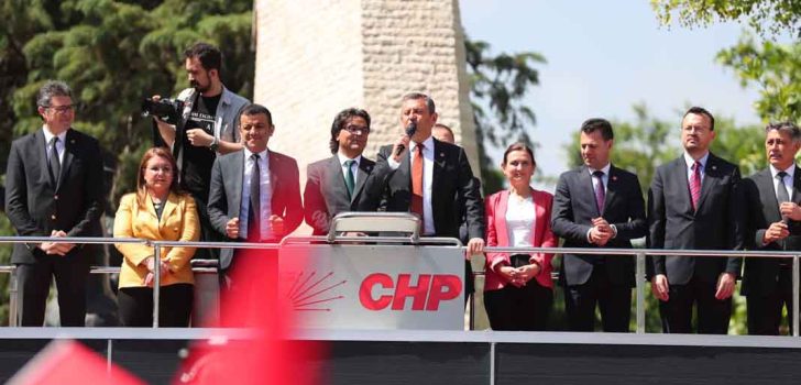 ÖZGÜR ÖZEL: DÜŞÜN MİLLETİN SIRTINDAN