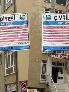 ÇİVRİL’DE BORÇLAR BELEDİYENİN GİRİŞİNE ASILDI