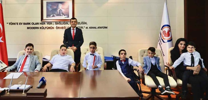 BAŞKAN ÇAVUŞOĞLU, KOLTUĞUNU ÖZEL ÇOCUKLARA DEVRETTİ