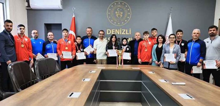 DENİZLİLİ ŞAMPİYON GÜREŞÇİLER ÖDÜLLENDİRİLDİ