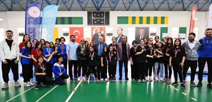 KRİKET’TE KUPALAR SAHİPLERİNİ BULDU