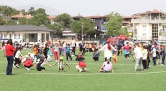 MİNİKLERİN EĞLENCESİNDE GÖNÜLLÜ GENÇLER GÖREV ALDI