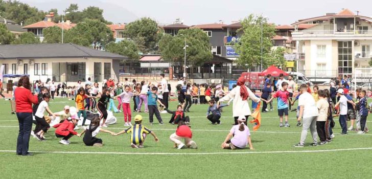 MİNİKLERİN EĞLENCESİNDE GÖNÜLLÜ GENÇLER GÖREV ALDI