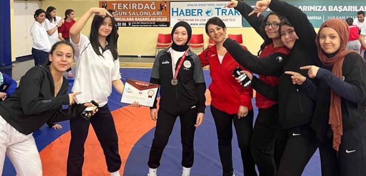 SÜMEYYE GÜREŞTE TÜRKİYE İKİNCİSİ