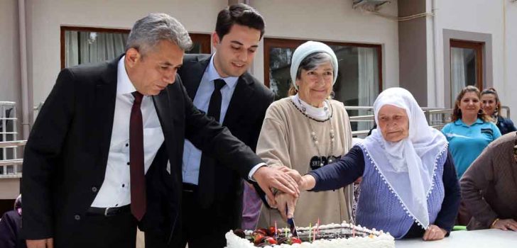 ÇAL’DA PROTOKOLDEN HUZUREVİNE ANNELER GÜNÜ ZİYARETİ