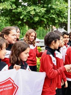 BAŞKAN ÇAVUŞOĞLU, YÜZÜCÜLERİ ANTALYA’YA UĞURLADI