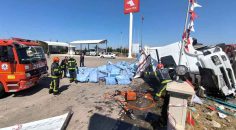TIR, AKARYAKIT İSTASYONUNUN DUVARINA ÇARPTI: 1 ÖLÜ