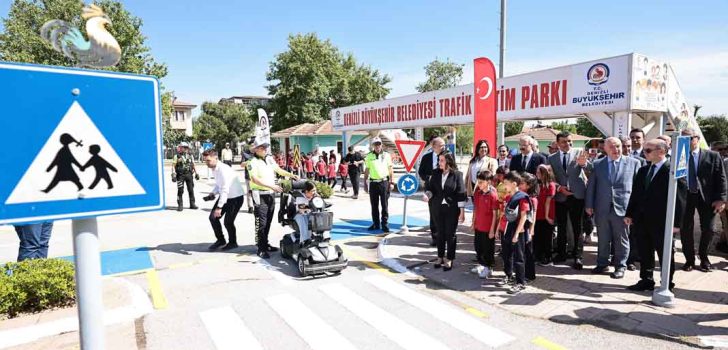 ÇOCUKLAR TRAFİK KURALLARINI EĞLENEREK ÖĞRENİYOR