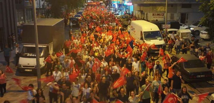 DENİZLİLİLER, 19 KAYIS COŞKUSU FENER ALAYI İLE BAŞLADI