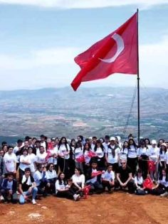 GENÇLER ZİRVE YÜRÜYÜŞÜ YAPTI