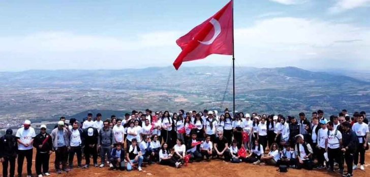 GENÇLER ZİRVE YÜRÜYÜŞÜ YAPTI