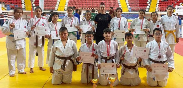 DENİZLİLİ JUDOCULAR MADALYALARLA DÖNDÜ