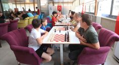 PAMUKKALE’DE ÇOCUKLAR BABALARIYLA SATRANÇ OYNADI