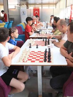 PAMUKKALE’DE ÇOCUKLAR BABALARIYLA SATRANÇ OYNADI